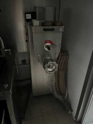 des toilettes dans un coin de la cuisine, avec une lance à incendie