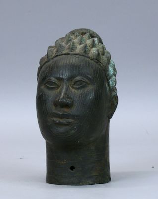 tête de femme en bronze, coiffée d'une couronne
