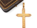 une image représentant une croix en or et un livre sur fond blanc