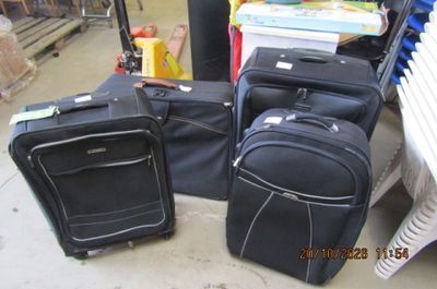 trois bagages posés par terre les uns à côté des autres