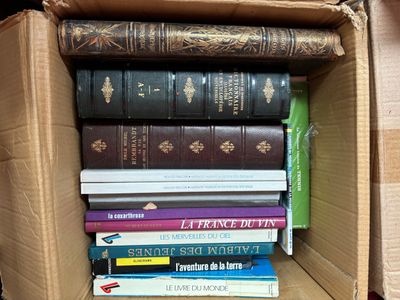 une boîte remplie de livres empilés les uns sur les autres