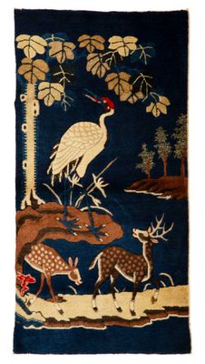 un tapis bleu orné d'oiseaux et de cerfs