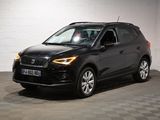 Le SUV noir est garé dans un garage dont le sol est en damier.