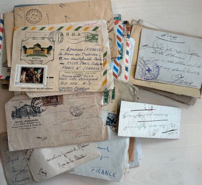 une pile de vieilles lettres et d'enveloppes posée sur une table