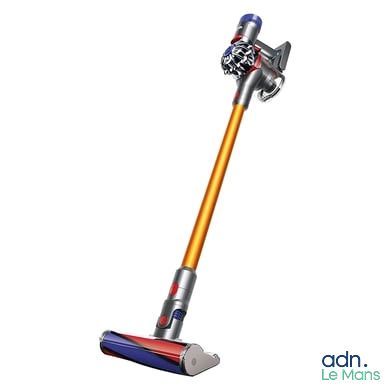 gros plan d'un aspirateur sans fil sur fond blanc