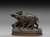 une statue en bronze représentant un sanglier, posée sur un socle