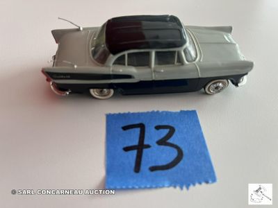 une petite voiture miniature avec un numéro sur le côté