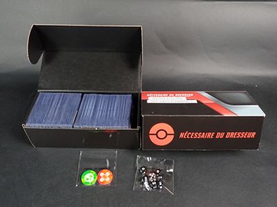 une boîte de cartes « dés » et une boîte de cartes « dés »