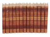 un coffret de six livres à couverture rouge et bordures dorées