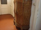 une armoire en osier dans un coin de la pièce