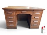 un bureau avec un plateau en bois et des tiroirs