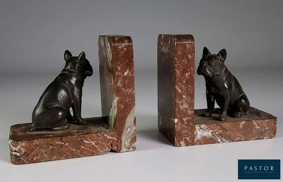 une paire de serre-livres représentant des bouledogues français, sur des socles en marbre