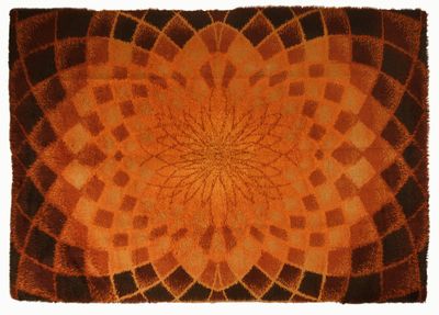 une photo d'un tapis orné d'un motif floral