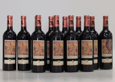 six bouteilles de vin sont alignées sur une table