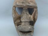 gros plan d'un masque en bois sur fond blanc