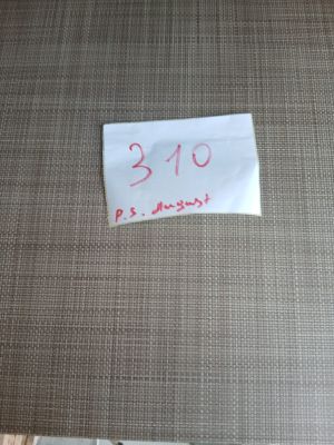 une photo d'un morceau de tissu sur lequel est accrochée une étiquette de prix