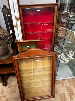 une vitrine en verre contenant une statue de Bouddha