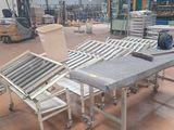 une table posée au milieu d'un entrepôt