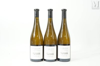 trois bouteilles de vin posées sur une table l'une à côté de l'autre