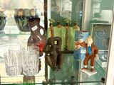 une vitrine remplie de vases et de figurines en verre