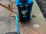 une machine bleue garée sur le bord de la route