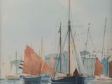 de nombreux bateaux amarrés les uns près des autres