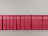 une rangée de livres roses empilés les uns sur les autres