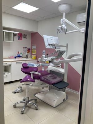 un fauteuil de dentiste au milieu de la pièce