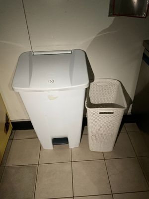 une poubelle blanche et une poubelle blanche dans une pièce