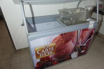 un chariot sur lequel se trouvent des glaces, dans la cuisine
