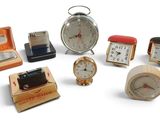 de nombreux types d'horloges exposées sur un fond blanc
