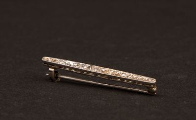un gros plan d'une barrette argentée posée sur une surface noire