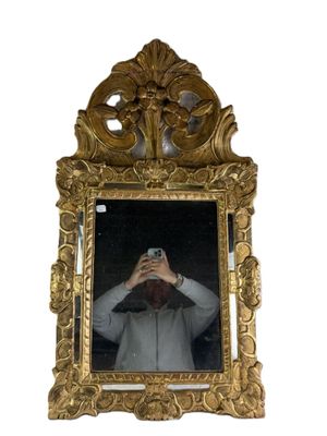 un homme se prenant en photo dans un miroir