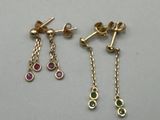 deux paires de boucles d'oreilles en or ornées de pierres roses et vertes