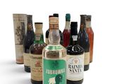 plusieurs bouteilles d'alcool sont alignées sur une surface blanche