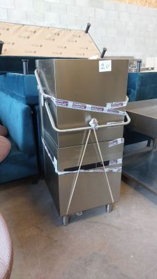 une pile de cartons posée sur un canapé bleu
