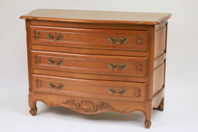 Commode en hêtre teinté, ouvrant par trois tiroirs.