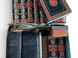plusieurs livres empilés sur une table
