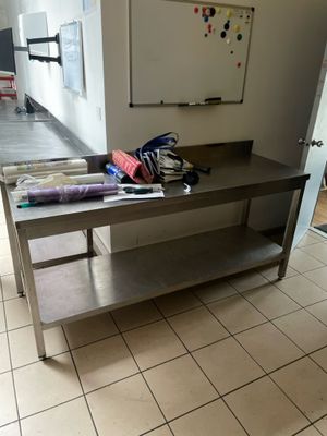 Table inox entretoisée et à dosseret de 180 - Photo 1