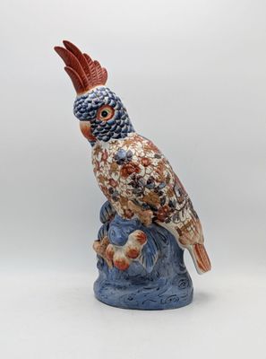 une figurine représentant un oiseau perché sur un rocher