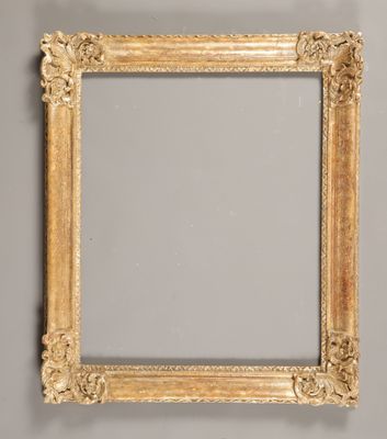 un cadre ancien doré avec un miroir accroché au mur