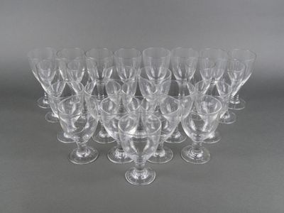 un ensemble de verres à vin posés sur une table
