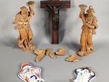 trois statuettes de Jésus et un crucifix posés sur une table