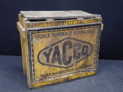 une vieille boîte en bois sur laquelle est accrochée une pancarte