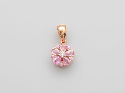 un pendentif en diamant rose sur fond blanc