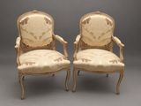 paire de fauteuils de style Louis XV avec accoudoirs rembourrés
