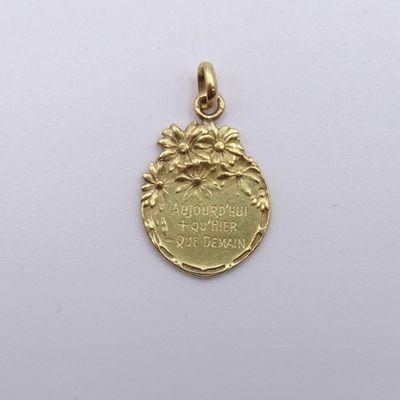 une médaille d'or portant l'inscription « Je suis fière d'être une femme »