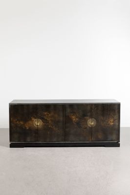 un buffet noir et doré à deux portes et deux tiroirs