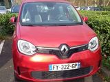 une voiture rouge garée dans un parking