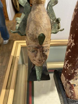 deux vases posés sur une table en verre